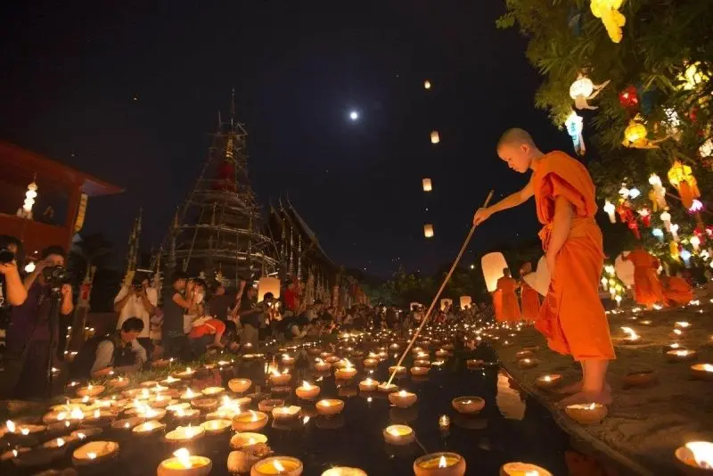 Lễ hội truyền thống tạo nên phong cảnh sống động.