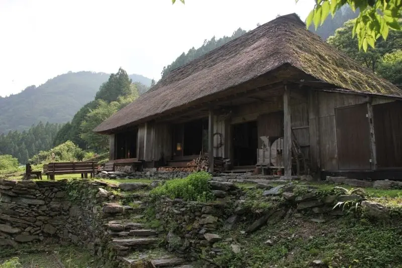 Vẻ đẹp nhà cổ kính với hàng gạch lát xưa cũ