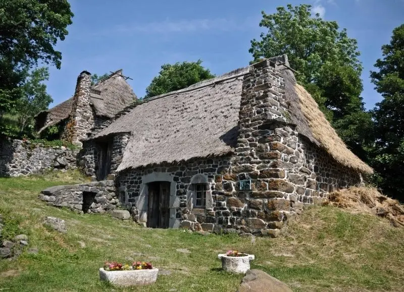 Phong cảnh nhà cổ kính nổi bật giữa khung trời xanh trong