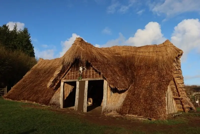 Kiến trúc nhà cổ kính với tường đá và cửa gỗ cổ điển