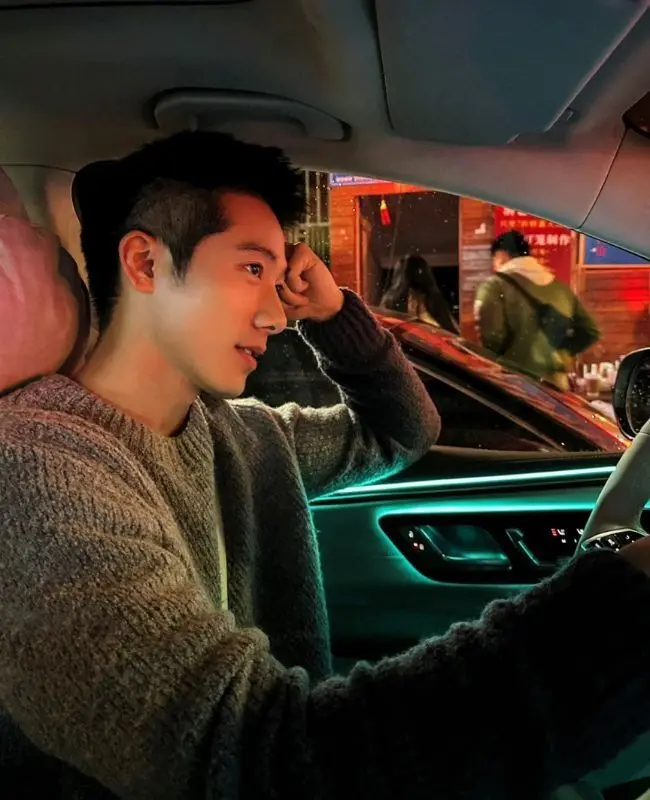 Trai đẹp lái xe với vẻ mặt tập trung Trai đẹp lái xe với vẻ mặt tập trung