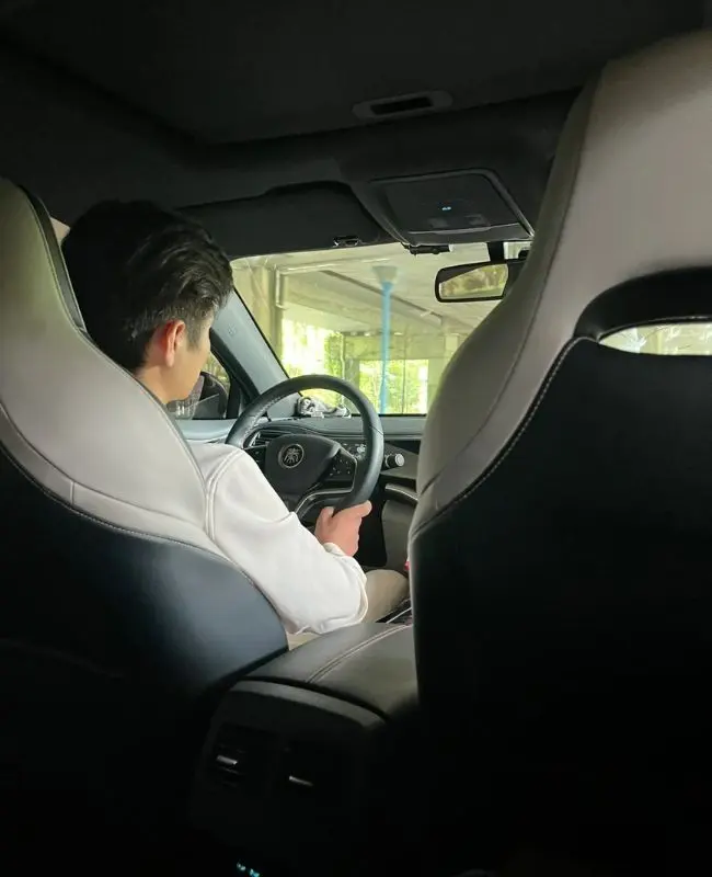 Trai đẹp lái xe qua cảnh quan đẹp Trai đẹp lái xe qua cảnh quan đẹp