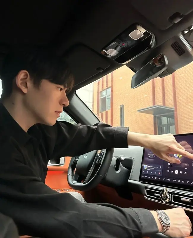 Trai đẹp lái xe với ánh nhìn xa xăm Trai đẹp lái xe với ánh nhìn xa xăm