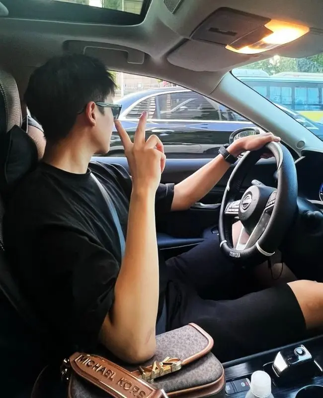 Trai đẹp lái xe trên con đường nhỏ Trai đẹp lái xe trên con đường nhỏ