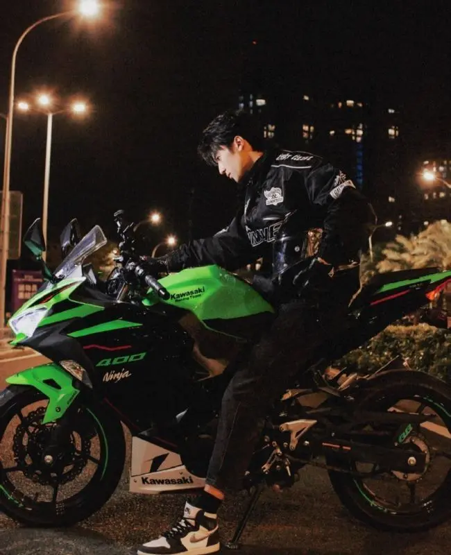 Trai đẹp lái xe vào buổi sáng sớm Trai đẹp lái xe vào buổi sáng sớm