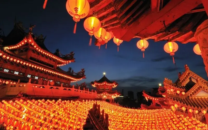 Vẻ đẹp cổ điển của đèn lồng truyền thống giữa phố xưa Vẻ đẹp cổ điển của đèn lồng truyền thống giữa phố xưa