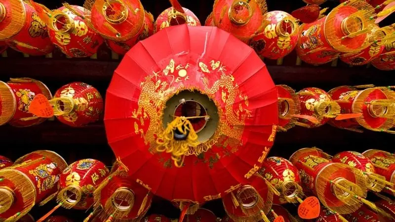Vẻ đẹp cổ kính của đèn lồng truyền thống trong đêm Vẻ đẹp cổ kính của đèn lồng truyền thống trong đêm