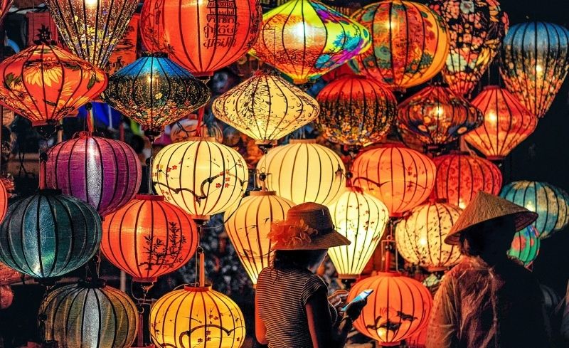 Đèn lồng cổ điển - điểm nhấn nổi bật giữa phố cổ Đèn lồng cổ điển - điểm nhấn nổi bật giữa phố cổ