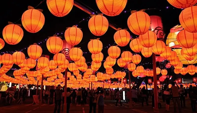 Phong cảnh lung linh với đèn lồng cổ điển đầy màu sắc Phong cảnh lung linh với đèn lồng cổ điển đầy màu sắc