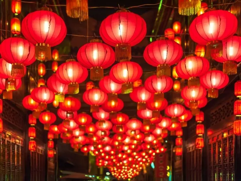 Đèn lồng cổ điển trang trí cho phố cổ thêm phần hấp dẫn Đèn lồng cổ điển trang trí cho phố cổ thêm phần hấp dẫn