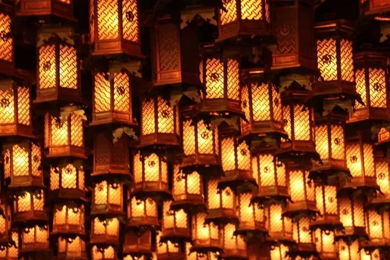 Ánh sáng cổ điển của đèn lồng tạo nên không gian yên bình Ánh sáng cổ điển của đèn lồng tạo nên không gian yên bình