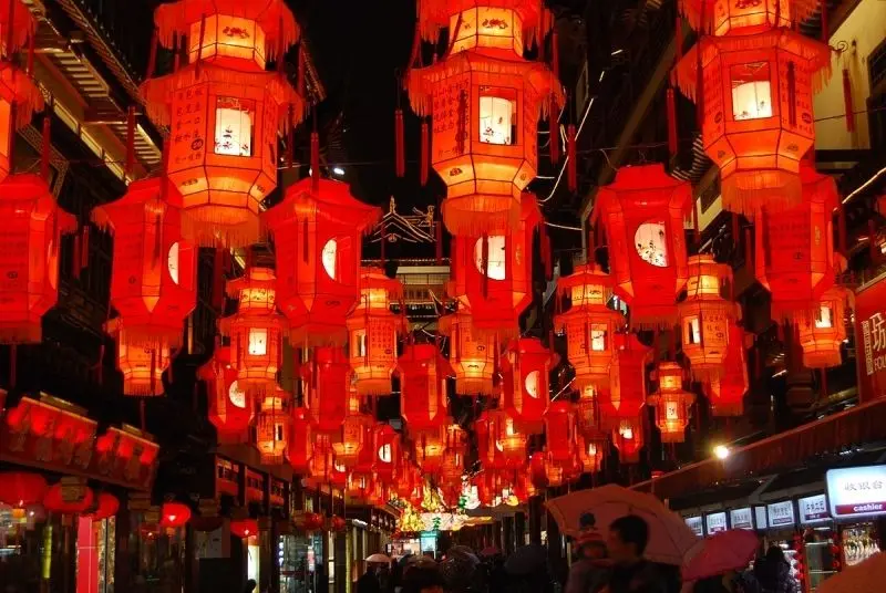 Vẻ đẹp thanh lịch của đèn lồng cổ điển giữa phố cổ Vẻ đẹp thanh lịch của đèn lồng cổ điển giữa phố cổ