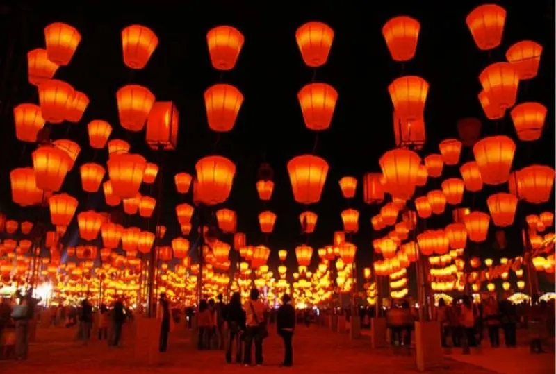 Đèn lồng cổ điển làm bừng sáng từng góc nhỏ của phố đêm Đèn lồng cổ điển làm bừng sáng từng góc nhỏ của phố đêm