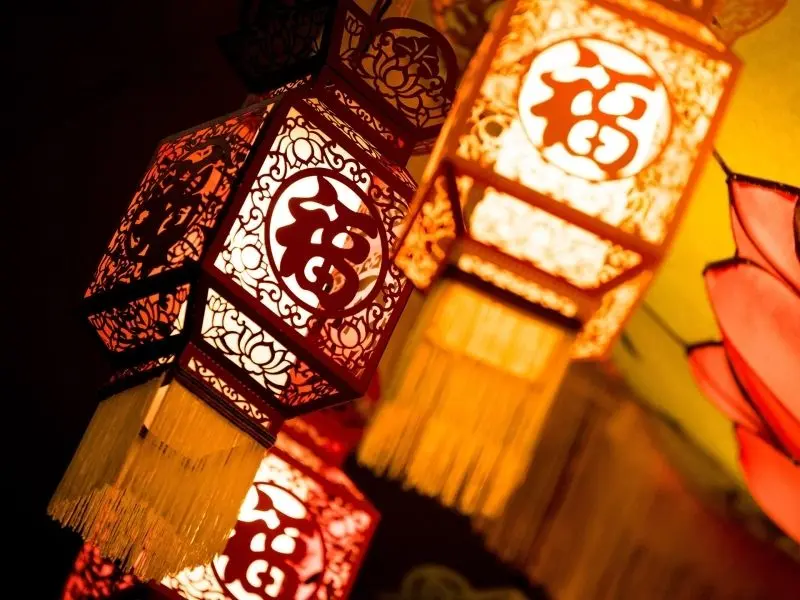 Phong cảnh đèn lồng cổ điển rực rỡ trong đêm, thu hút mọi ánh nhìn Phong cảnh đèn lồng cổ điển rực rỡ trong đêm, thu hút mọi ánh nhìn