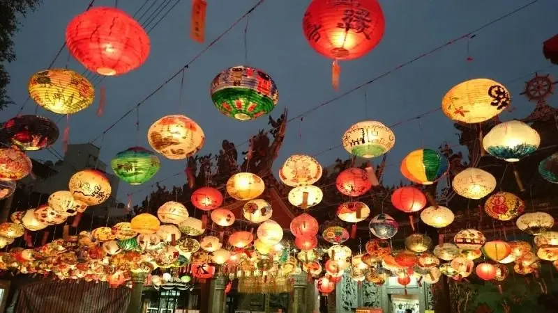 Đèn lồng cổ điển tạo nên phong cảnh thanh bình, ấm áp Đèn lồng cổ điển tạo nên phong cảnh thanh bình, ấm áp