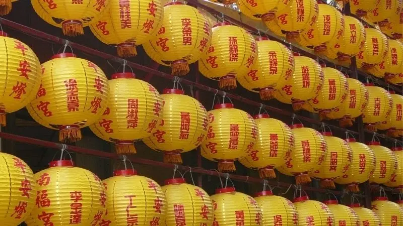 Khung cảnh lung linh từ đèn lồng cổ điển đầy quyến rũ Khung cảnh lung linh từ đèn lồng cổ điển đầy quyến rũ