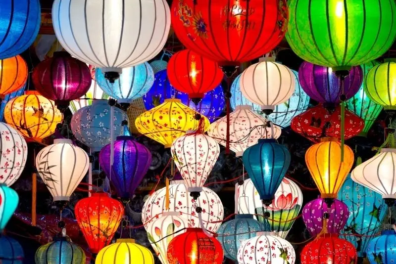 Đèn lồng cổ điển mang lại không gian yên tĩnh cho phố đêm Đèn lồng cổ điển mang lại không gian yên tĩnh cho phố đêm