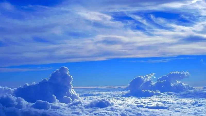 Mây trời lơ lửng, tạo nên phong cảnh thiên nhiên hùng vĩ. Mây trời lơ lửng, tạo nên phong cảnh thiên nhiên hùng vĩ.