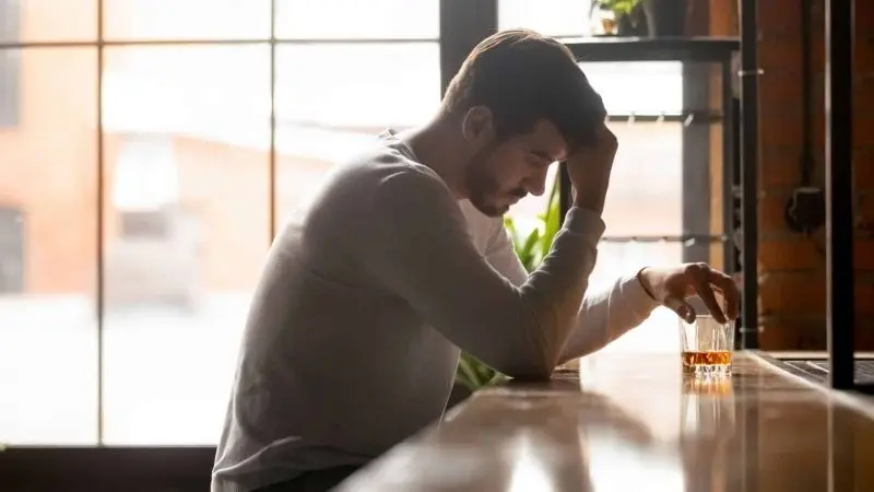 Ảnh uống bia buồn và những nỗi niềm khó nói Ảnh uống bia buồn và những nỗi niềm khó nói