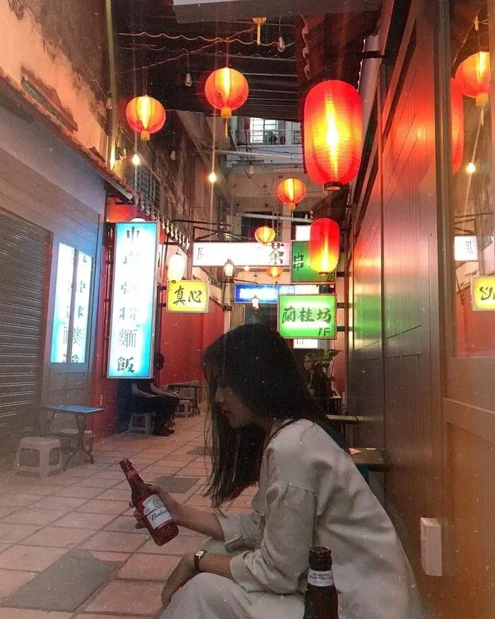 Hình ảnh uống bia buồn giữa đêm khuya Hình ảnh uống bia buồn giữa đêm khuya