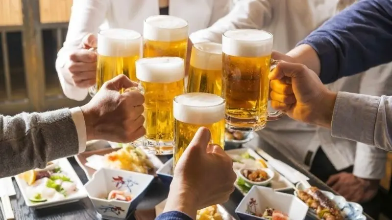 Hình ảnh nhóm uống bia trong buổi gặp mặt bạn bè Hình ảnh nhóm uống bia trong buổi gặp mặt bạn bè