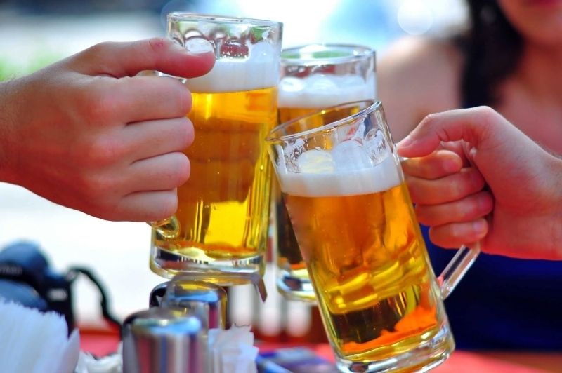 Ảnh nhóm uống bia trong không khí náo nhiệt Ảnh nhóm uống bia trong không khí náo nhiệt