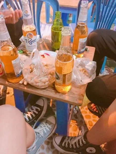 Hình ảnh nhóm uống bia với những trò chơi vui nhộn Hình ảnh nhóm uống bia với những trò chơi vui nhộn
