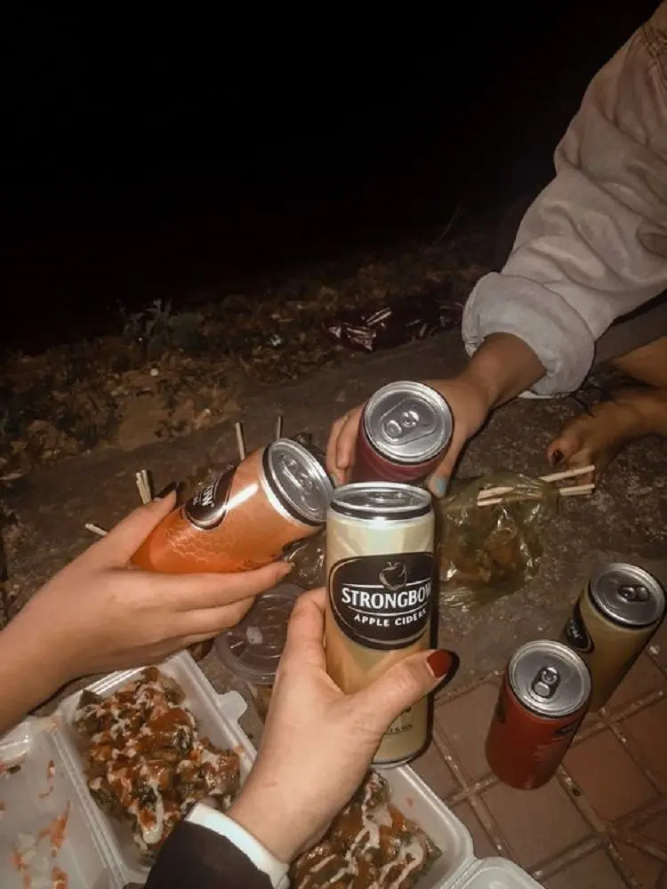 Hình ảnh nhóm uống bia thể hiện sự gắn kết Hình ảnh nhóm uống bia thể hiện sự gắn kết