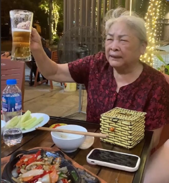 Hình ảnh uống bia hài hước tạo nên không khí vui nhộn Hình ảnh uống bia hài hước tạo nên không khí vui nhộn