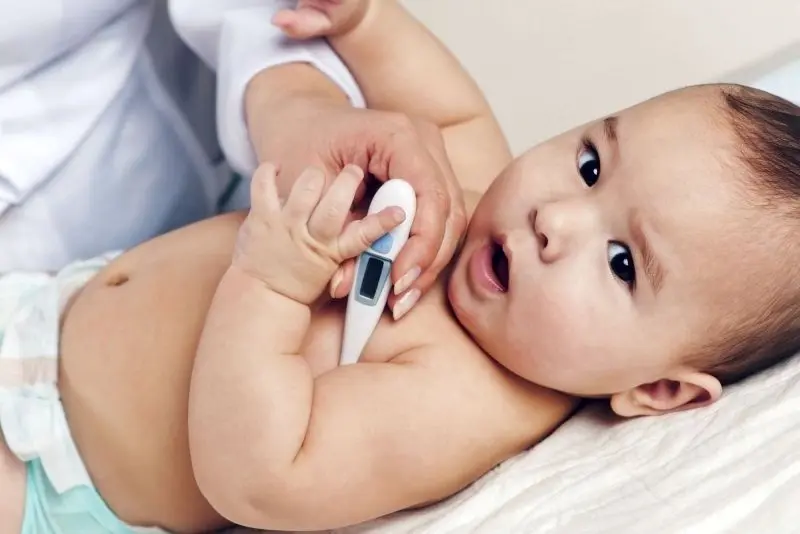 Ảnh em bé sốt với khuôn mặt buồn bã Ảnh em bé sốt với khuôn mặt buồn bã