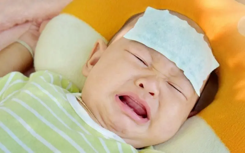 Em bé sốt đang được mẹ chăm sóc tận tình Em bé sốt đang được mẹ chăm sóc tận tình