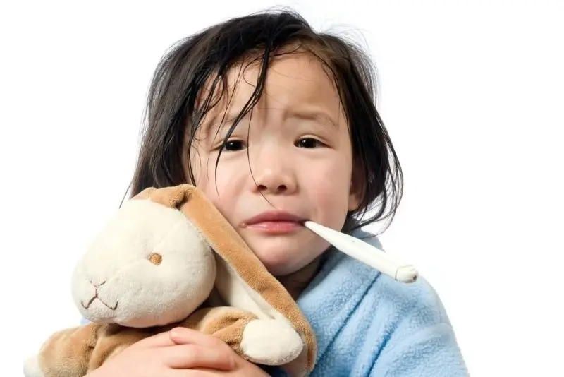 Em bé sốt được theo dõi nhiệt độ thường xuyên Em bé sốt được theo dõi nhiệt độ thường xuyên