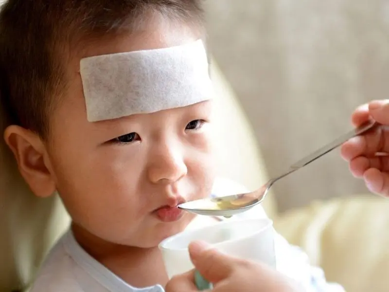 Ảnh em bé sốt với khăn mát trên trán Ảnh em bé sốt với khăn mát trên trán