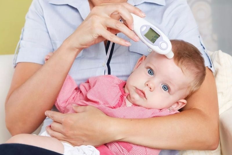Hình ảnh em bé sốt cần được bổ sung dinh dưỡng Hình ảnh em bé sốt cần được bổ sung dinh dưỡng
