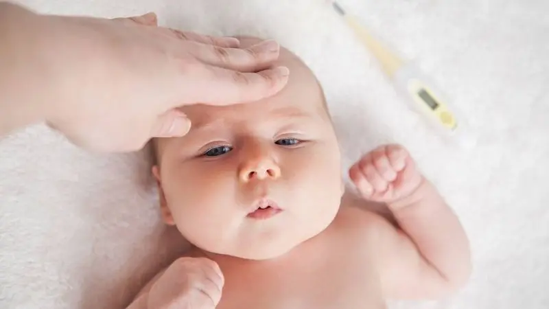 Ảnh em bé sốt được mẹ dỗ dành Ảnh em bé sốt được mẹ dỗ dành