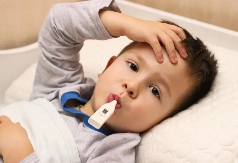 Hình ảnh em bé sốt cần sự quan tâm đặc biệt Hình ảnh em bé sốt cần sự quan tâm đặc biệt