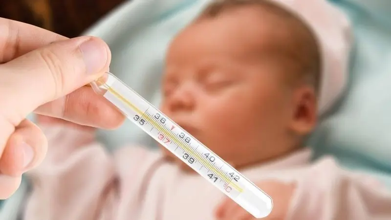 Em bé sốt đang ngủ sâu giấc để hồi phục Em bé sốt đang ngủ sâu giấc để hồi phục