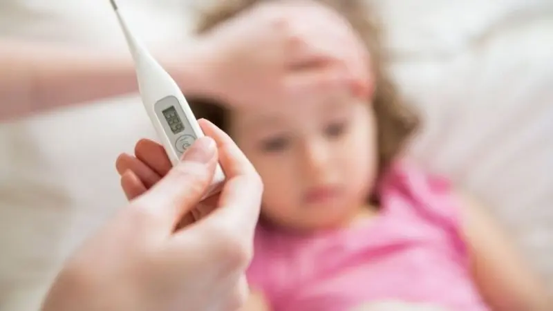 Ảnh sốt với nhiệt kế đo nhiệt độ cơ thể Ảnh sốt với nhiệt kế đo nhiệt độ cơ thể