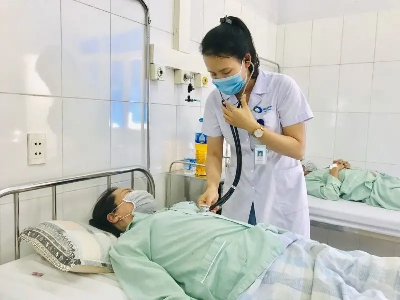 Người lớn sốt cần uống nhiều nước và bù khoáng Người lớn sốt cần uống nhiều nước và bù khoáng