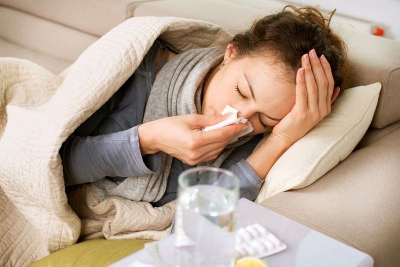 Ảnh người lớn sốt với vẻ mặt nhợt nhạt Ảnh người lớn sốt với vẻ mặt nhợt nhạt