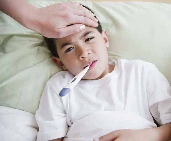 Ảnh em bé sốt nằm nghỉ ngơi trên giường Ảnh em bé sốt nằm nghỉ ngơi trên giường