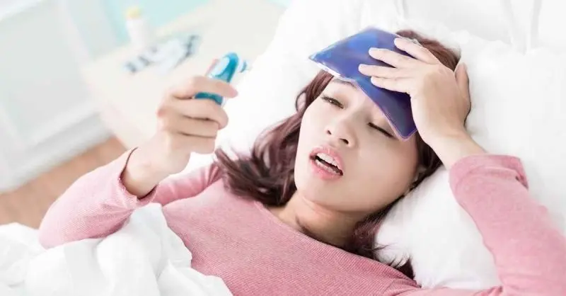Ảnh người lớn sốt đang cần được hỗ trợ y tế Ảnh người lớn sốt đang cần được hỗ trợ y tế