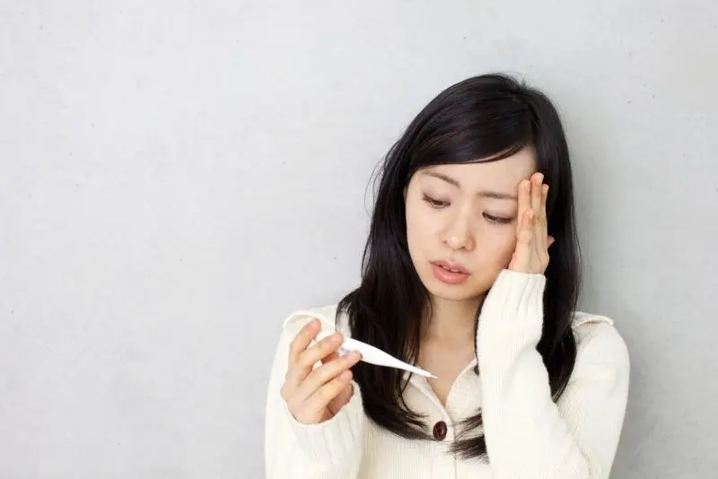 Người sốt với biểu cảm yếu ớt cần hỗ trợ Người sốt với biểu cảm yếu ớt cần hỗ trợ