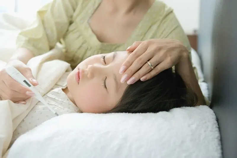 Em bé sốt nhẹ cần được uống nhiều nước Em bé sốt nhẹ cần được uống nhiều nước