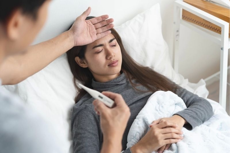 Người lớn sốt được chăm sóc bởi gia đình Người lớn sốt được chăm sóc bởi gia đình