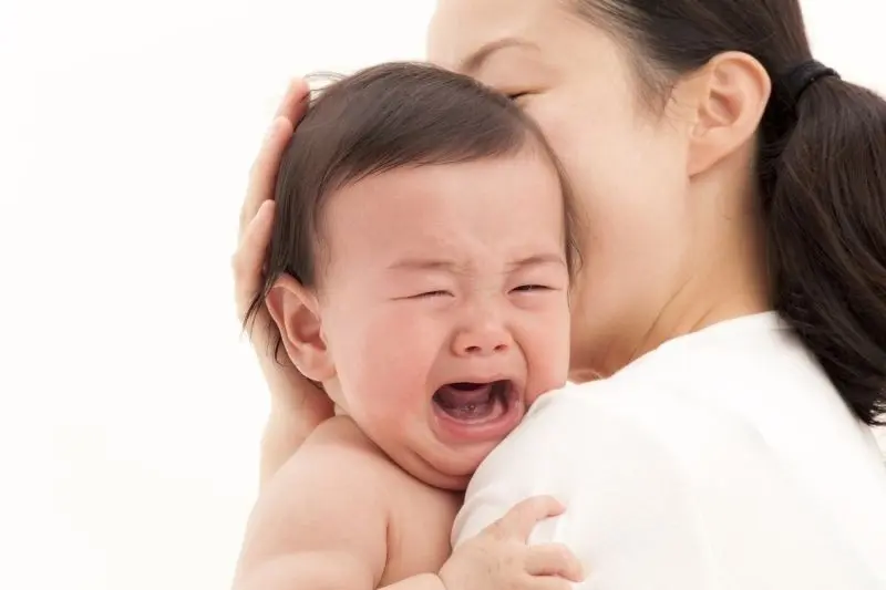 Hình ảnh em bé sốt trông yếu ớt và cần nghỉ ngơi Hình ảnh em bé sốt trông yếu ớt và cần nghỉ ngơi