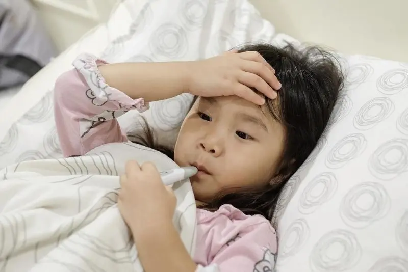Em bé sốt được quấn chăn để giữ ấm Em bé sốt được quấn chăn để giữ ấm