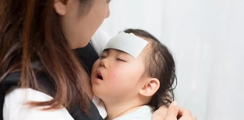 Hình ảnh em bé sốt cần sự chăm sóc chu đáo Hình ảnh em bé sốt cần sự chăm sóc chu đáo