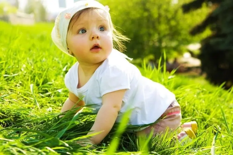 Khoảnh khắc đáng yêu của em bé cute khi đang chơi đồ chơi