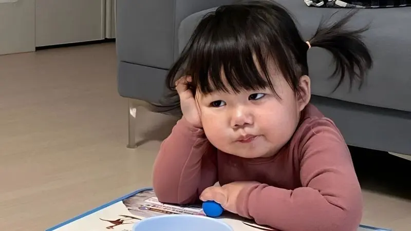 Gương mặt xinh xắn của em bé Hàn Quốc trong ánh sáng dịu nhẹ